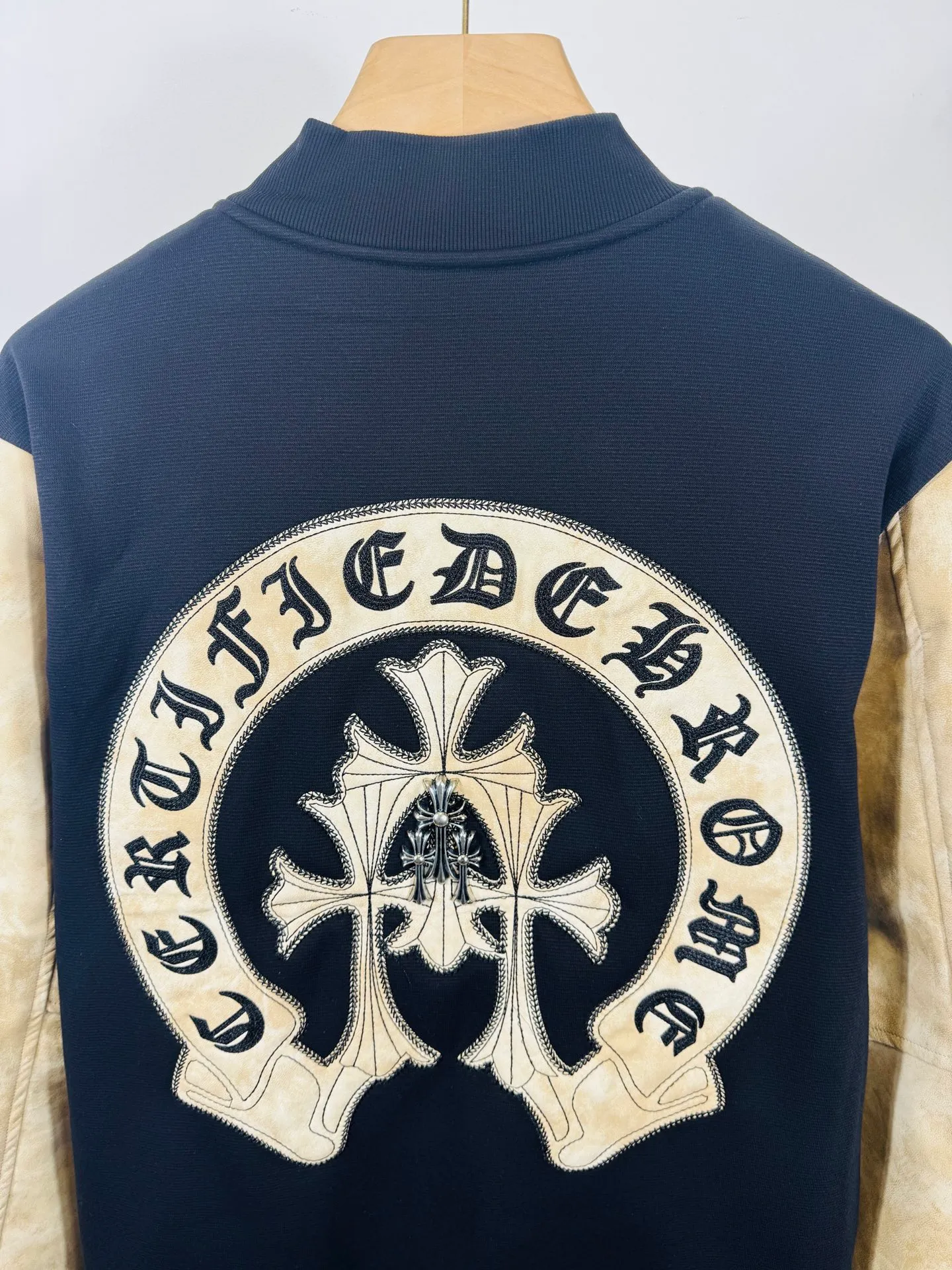 P520 top version 🐮 Real shot without P, ​​different from market products] Chrome Hearts 🍁Winter clothing is coming🍁 Sanskrit cross woolen leather sleeves spliced ​​baseball embroidered cotton jacket, heavy embroidery ➕ special craftsmanship of double sleeve splicing, counter synchronization, heavy industry! ! Customized version of thickened woolen fabric, silk lining, customized version of hardware, not the ordinary version on the market! ! Color: black coffee stitching Code number: S, M, L, XL